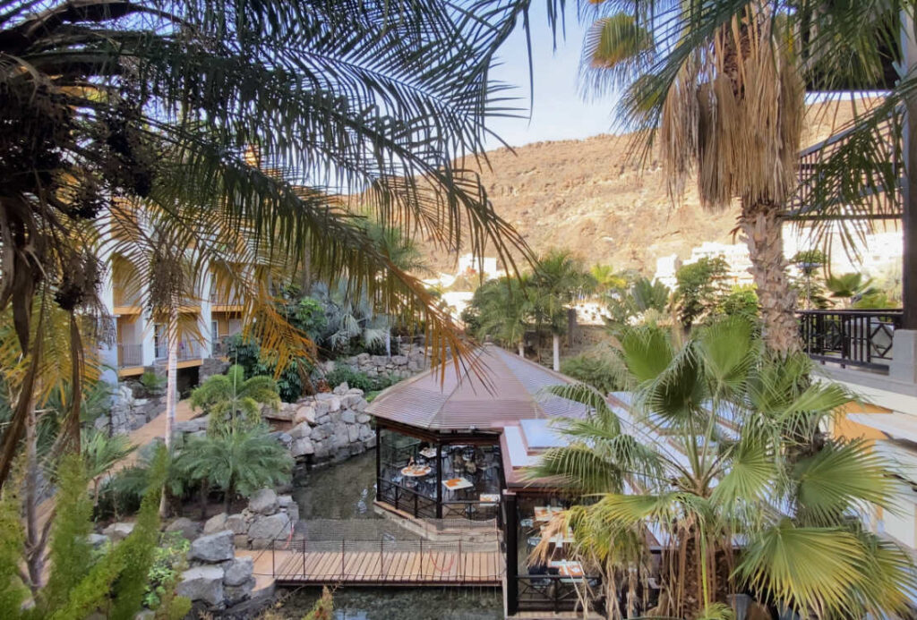 The hotel grounds and restaurant Hotel Cordial
